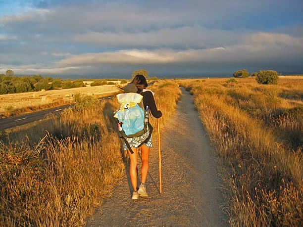 fille marchant sur camino de santiago - pèlerinage photos et images de collection