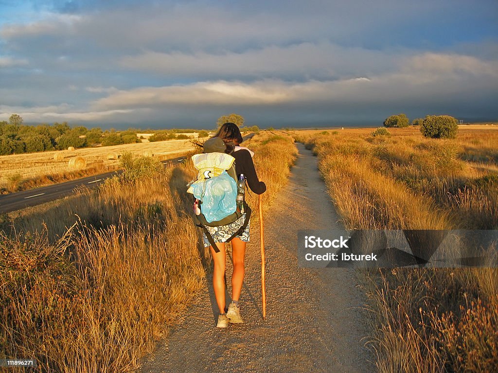 Surfista caminhando na Camino de Santiago - Foto de stock de Caminho de Santiago royalty-free