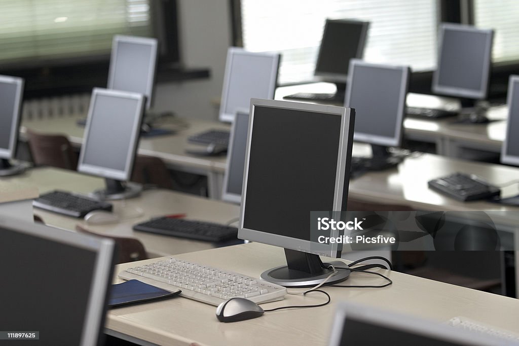 Компьютерное обучение в классе обучения - Стоковые фото Без людей роялти-фри