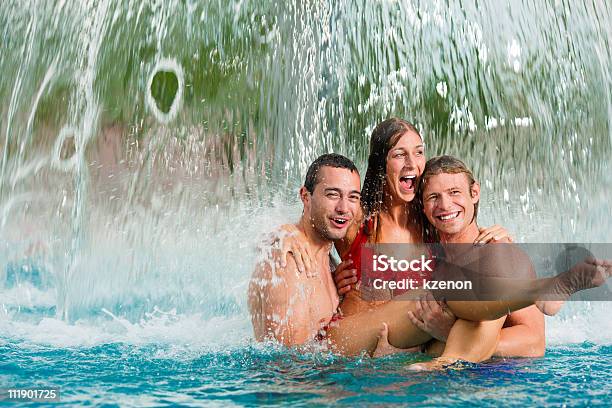 Três Amigos Na Piscina Pública - Fotografias de stock e mais imagens de Adulto - Adulto, Amizade, Atividade