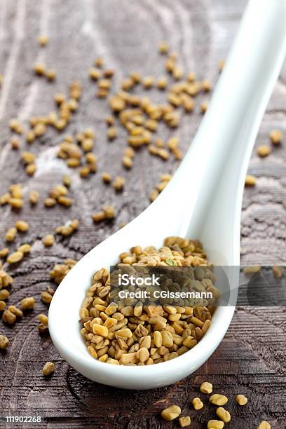 Fieno Greco Sul Cucchiaio - Fotografie stock e altre immagini di Alimenti secchi - Alimenti secchi, Cibo, Composizione verticale
