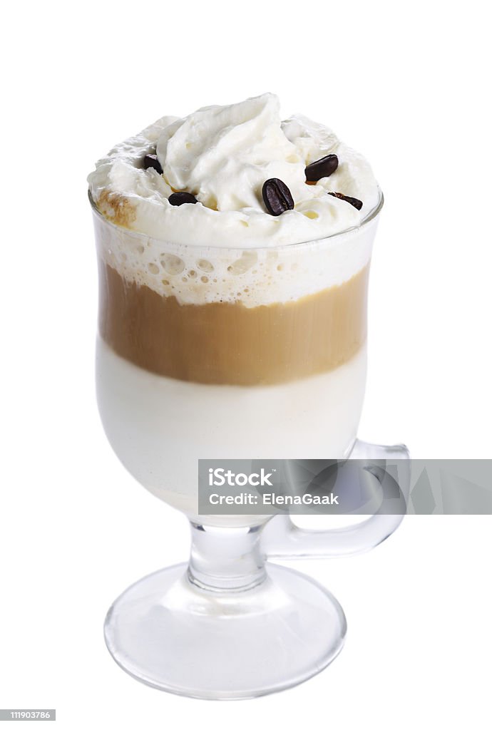 Café Latte macchiato com grãos de café sobre fundo branco isolado - Royalty-free Bebida Foto de stock