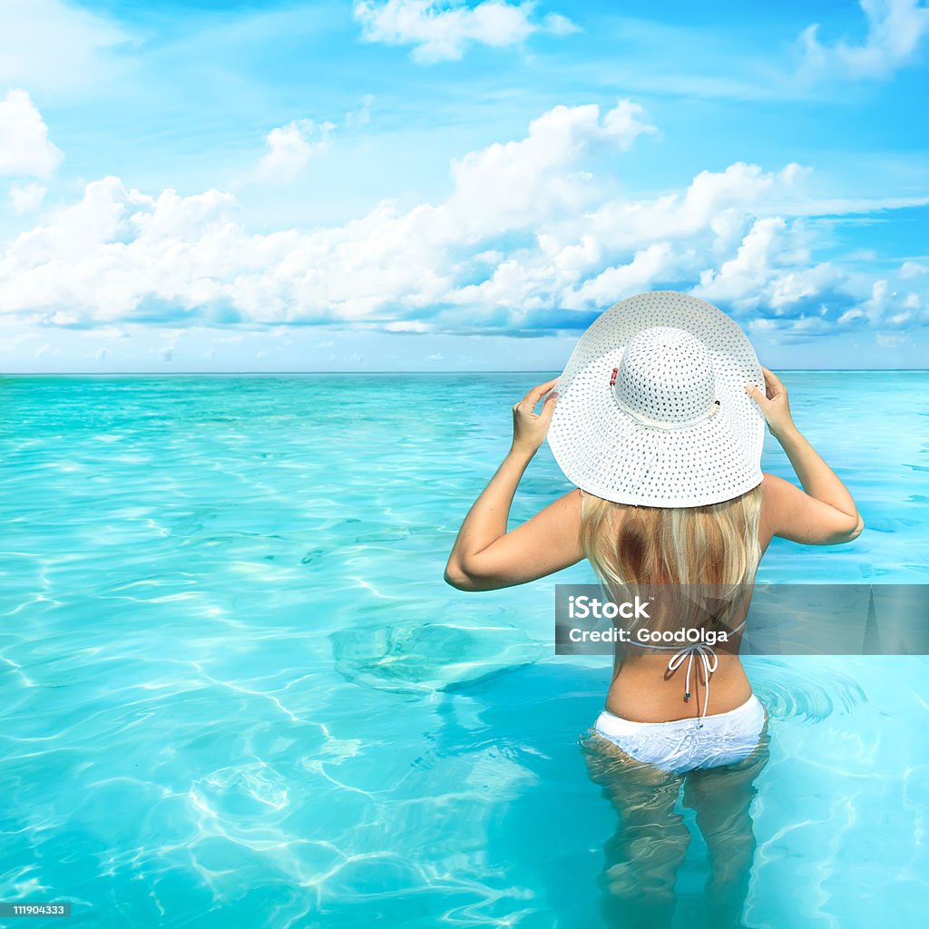 Женщина на пляже - Стоковые фото Бикини роялти-фри