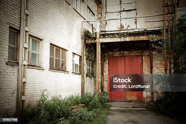 Verlassenen Fabrik Stockfoto und mehr Bilder von Alt - Alt, Herstellendes Gewerbe, Türrahmen