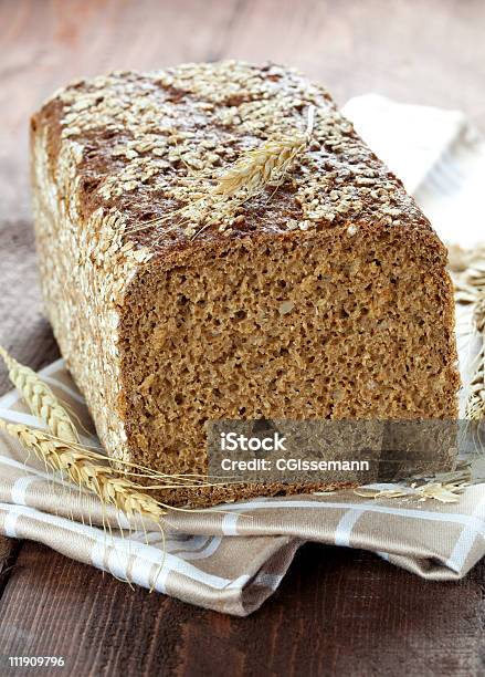 Wholemeal Pão Fresco - Fotografias de stock e mais imagens de Alimentação Saudável - Alimentação Saudável, Assado no Forno, Carcaça