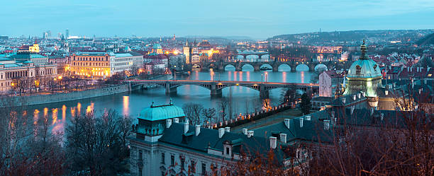 Ponti di Praga da sera luci - foto stock