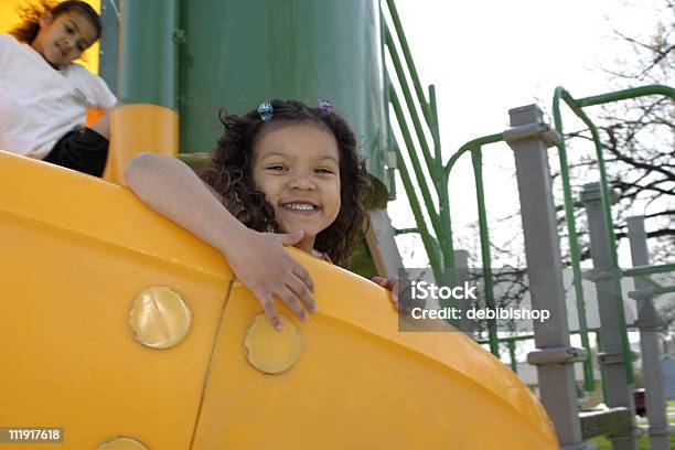 Foto de Meninas No Playground Slide e mais fotos de stock de 8-9 Anos - 8-9 Anos, Amarelo, Amizade