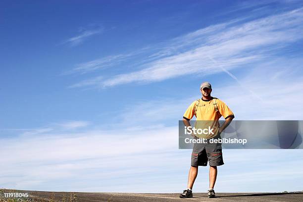 Homem De Pé Céu - Fotografias de stock e mais imagens de Adulto - Adulto, Amarelo, Ao Ar Livre