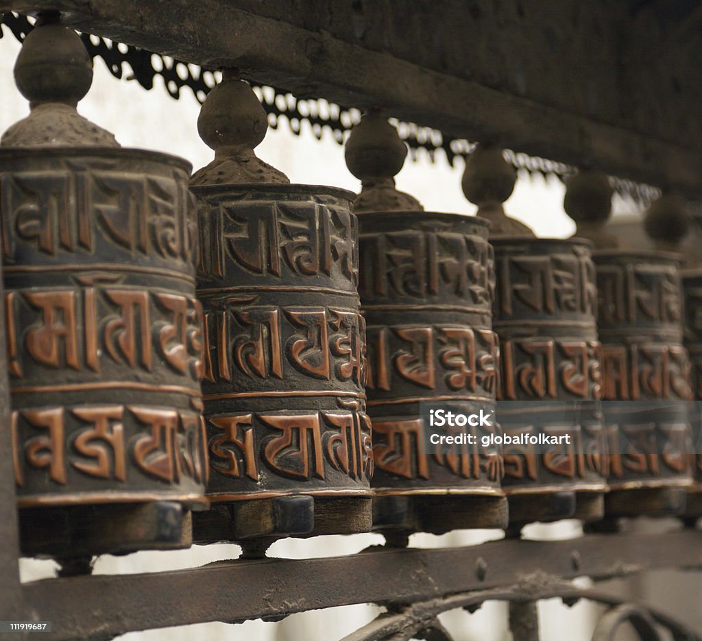 Тибетских молитвенных колеса Swayabunath ступа Непал - Стоковые фото Без людей роялти-фри