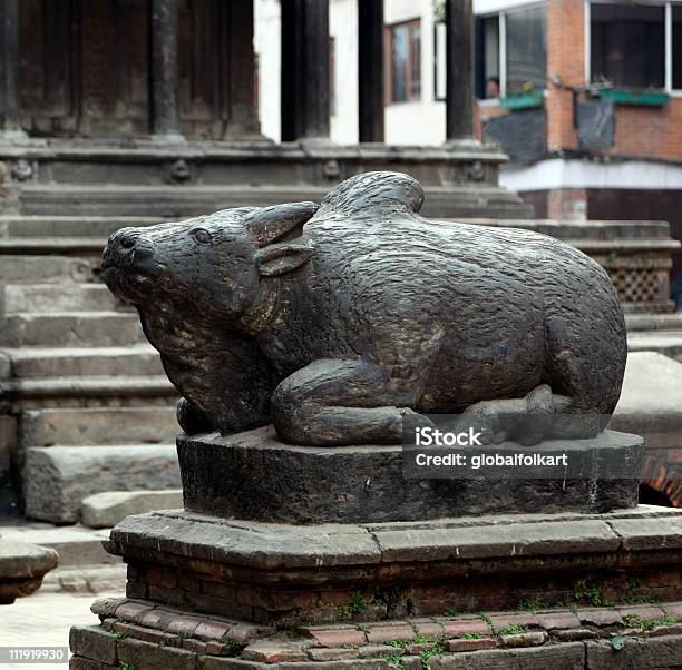 Stone Bull Wischnu Tempal Patannepal Stockfoto und mehr Bilder von Bulle - Männliches Tier - Bulle - Männliches Tier, Durbar Square - Patan, Farbbild