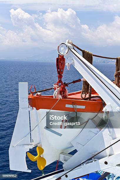 Barco Salvavidas Pronto Para Iniciar - Fotografias de stock e mais imagens de Equipamento Náutico - Equipamento Náutico, Head Above Water (expressão inglesa), Sobrevivência