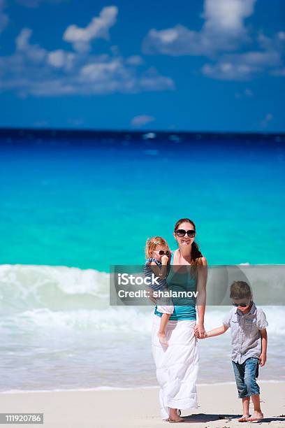 家族のビーチに沿って歩く - カラー画像のストックフォトや画像を多数ご用意 - カラー画像, シングルマザー, ターコイズブルー