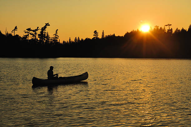 рыбалка в каноэ закате на удаленный wilderness озеро - canoeing canoe minnesota lake стоковые фото и изображения