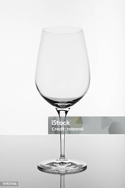 Leeren Weinglas Mit Reflexion Über Weiß Stockfoto und mehr Bilder von Alkoholisches Getränk - Alkoholisches Getränk, Eleganz, Essen am Tisch