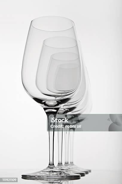 Reihe Von Vier Leere Gläser Wein Stockfoto und mehr Bilder von Biegung - Biegung, Eleganz, Essen am Tisch