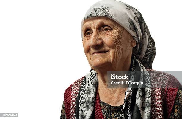 Старая Женщина — стоковые фотографии и другие картинки Бабушка - Бабушка, Белый фон, Головной платок