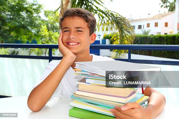 Chłopiec Uczeń Nastolatek Szczęśliwy Myśli Z Książki - zdjęcia stockowe i więcej obrazów Adolescencja