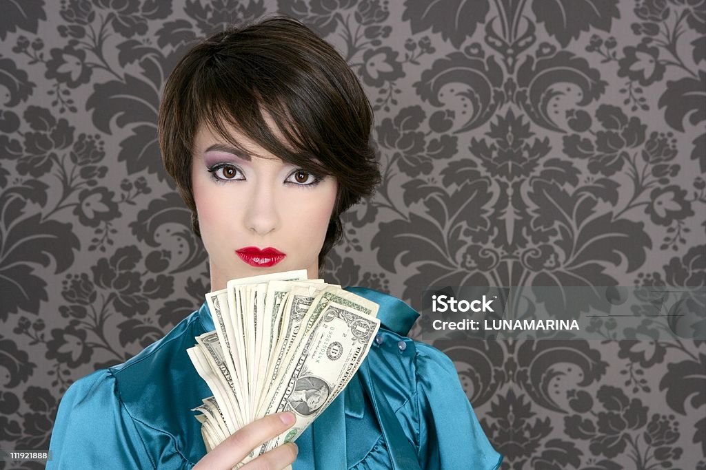 Moda mulher com muitas notas de Dólar em mão - Royalty-free 1970-1979 Foto de stock