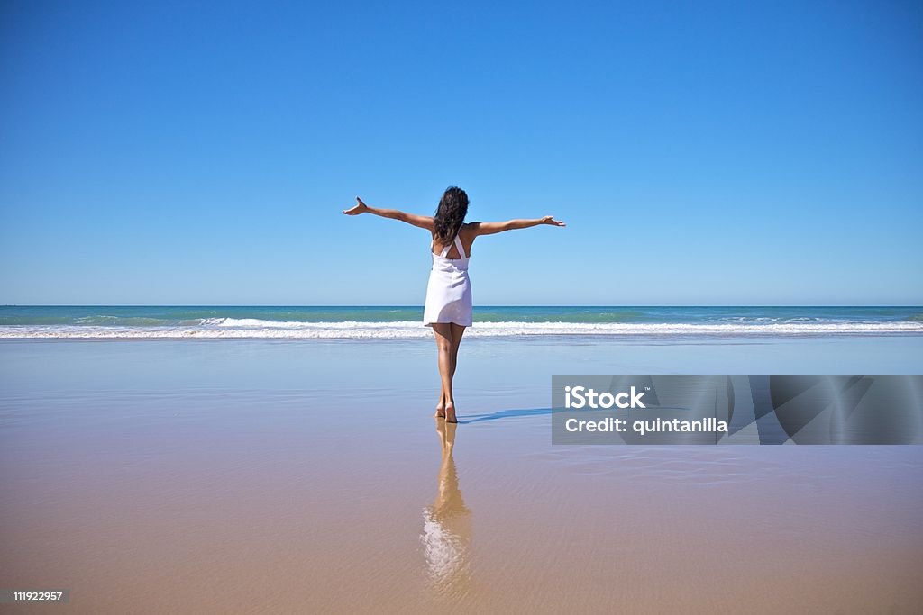 Szczęśliwa kobieta w białą sukienkę Castilnovo beach - Zbiór zdjęć royalty-free (Hiszpania)