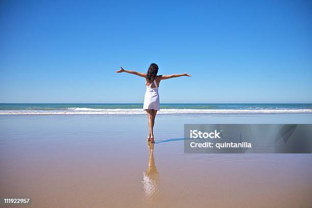 Счастливая Женщина В Белом Платье Castilnovo Пляж — стоковые фотографии и другие картинки Вид сзади - Вид сзади, Женщины, Испания