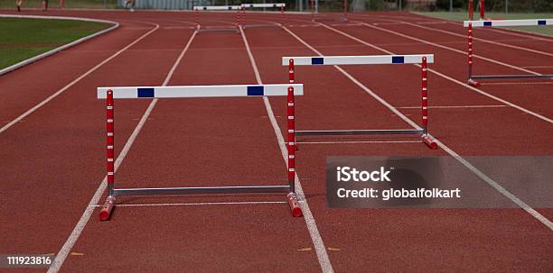 Obstáculos En Pista Foto de stock y más banco de imágenes de Vallas - Evento de atletismo - Vallas - Evento de atletismo, Sin personas, Valla - Artículos deportivos