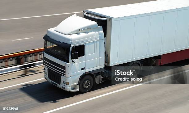 Transport Ładunków Przez Samochód Ciężarowy - zdjęcia stockowe i więcej obrazów Bez ludzi - Bez ludzi, Biały, Ciężarówka