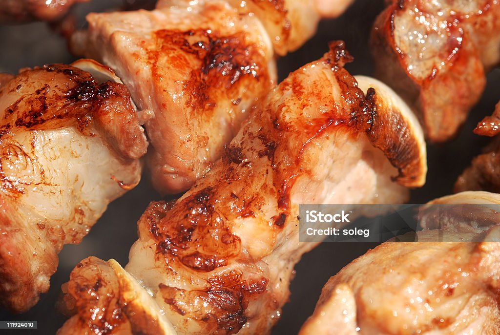 Porciones de carne se prepara de fuego - Foto de stock de Alimento libre de derechos