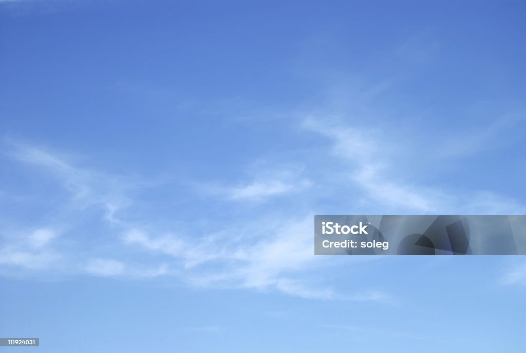 Suaves nuvens brancas contra o céu azul - Royalty-free Céu claro Foto de stock