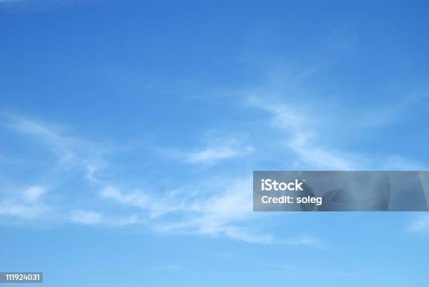 Suaves Nuvens Brancas Contra O Céu Azul - Fotografias de stock e mais imagens de Céu claro - Céu claro, Azul, Céu