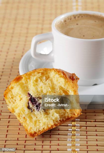 Foto de Muffin E Café e mais fotos de stock de Amarelo - Amarelo, Assado no Forno, Bebida