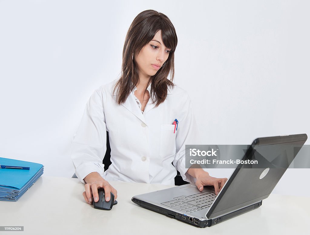 看護師で彼女のデスク - ファイルのロイヤリティフリーストックフォト