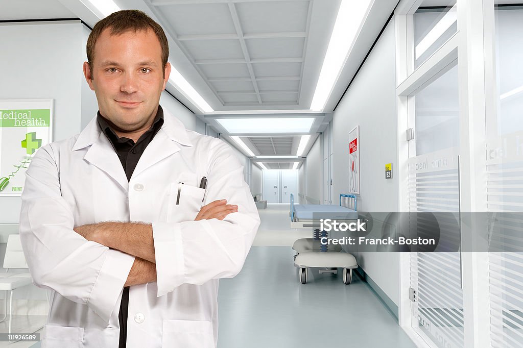 Médico no corredor do hospital - Foto de stock de Adulto royalty-free