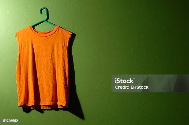 Orange Hombres Superior Sobre Verde De Pared De Tanque Foto de stock y más banco de imágenes de Camisa