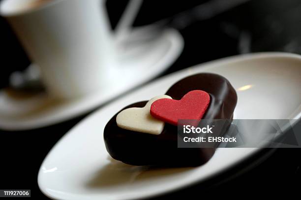 Valentinstag Schokoladen Herzen In Einem Café Stockfoto und mehr Bilder von Café - Café, Dating, Dessert