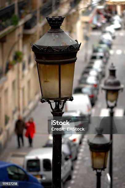Streetlamp Y Pareja Romántica De Paris France Foto de stock y más banco de imágenes de Romance - Romance, Acera, Adulto
