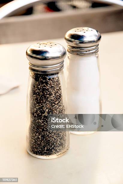 Sal Y Pimienta Influyentes En La Tabla Foto de stock y más banco de imágenes de Alimento - Alimento, Café - Edificio de hostelería, Color - Tipo de imagen