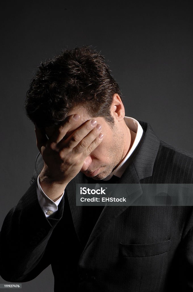 Homme d'affaires stressé panne sur gris - Photo de 35-39 ans libre de droits