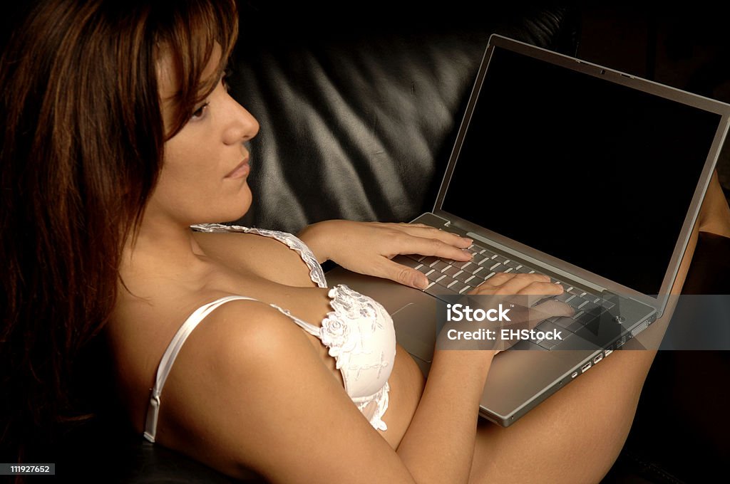 Jeune femme en Lingerie Sexy dactylographie sur ordinateur portable - Photo de Achat à domicile libre de droits