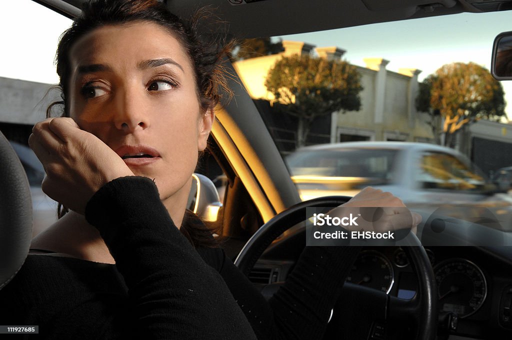 若い女性の携帯電話で車 - 混乱のロイヤリティフリーストックフォト