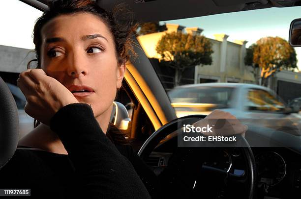 若い女性の携帯電話で車 - 混乱のストックフォトや画像を多数ご用意 - 混乱, 運転する, イグサ