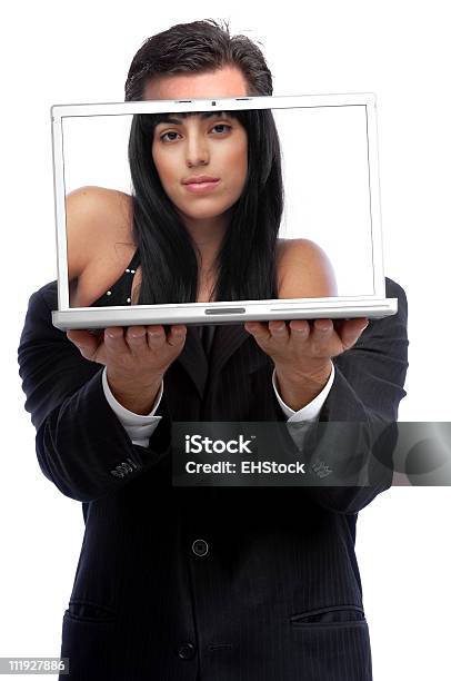 Empresário Segurando Laptop Com Mulher Em Fronto De Rosto - Fotografias de stock e mais imagens de 20-24 Anos