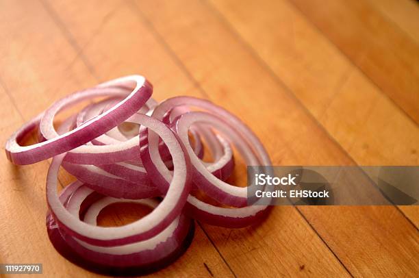 Fette Di Cipolle Rosse Su Tagliere - Fotografie stock e altre immagini di Anelli di cipolla - Anelli di cipolla, Cibo, Cipolla