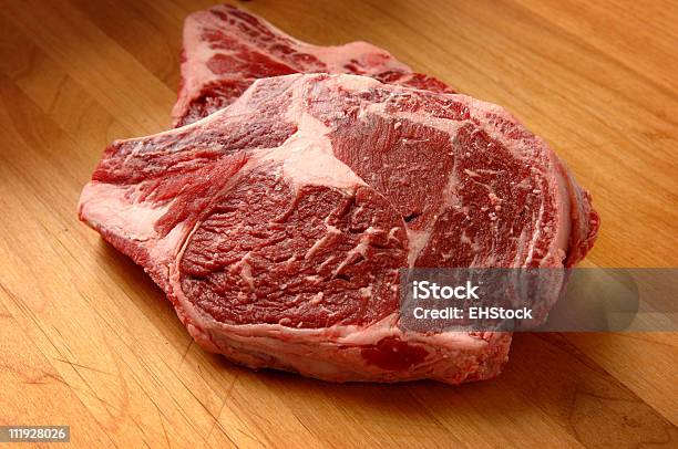 Bistecca Di Ribeye - Fotografie stock e altre immagini di Alimentazione sana - Alimentazione sana, Arrosto - Cibo cotto, Bistecca di manzo