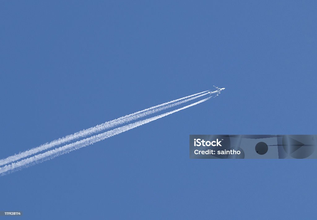 un avion dans le ciel - Photo de Avion privé d'entreprise libre de droits