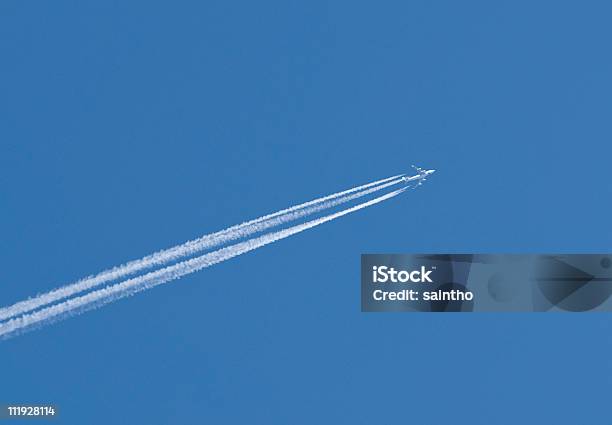 Un Avion Dans Le Ciel - Fotografias de stock e mais imagens de Descolar - Atividade - Descolar - Atividade, Jato da Empresa, Aviação Geral