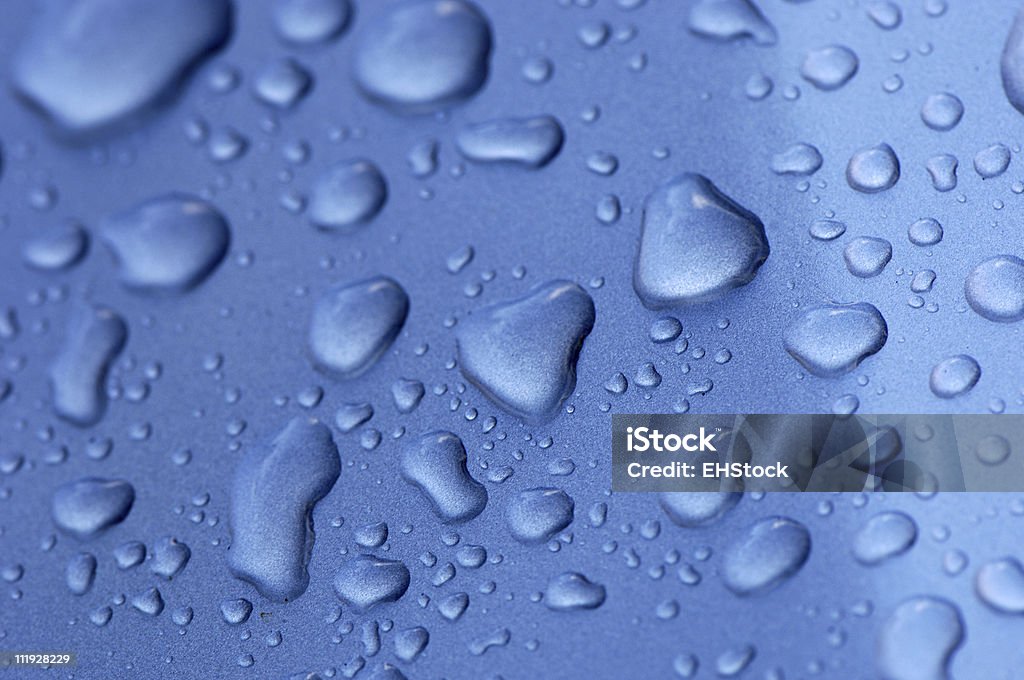 Gotas de agua en azul Metal primer plano - Foto de stock de Abstracto libre de derechos