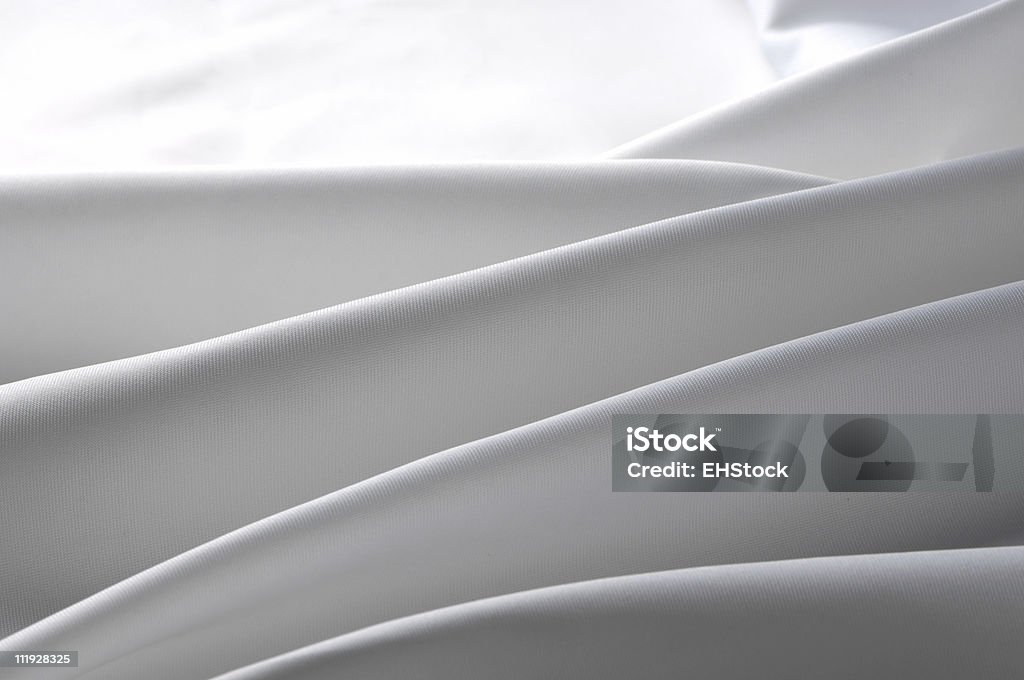 Белый атласные простыни на кровати - Стоковые фото Атласная ткань роялти-фри