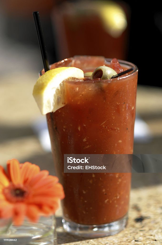 Bloody Mary sur une Table de café avec terrasse - Photo de Alcool libre de droits