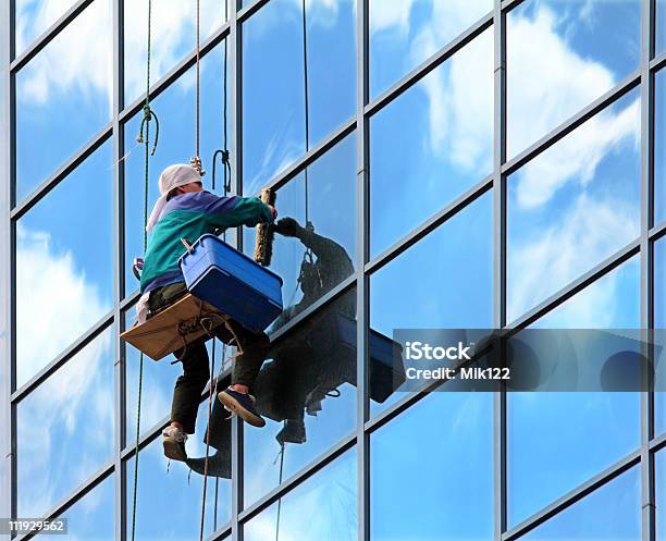 Limpiacristales En El Trabajo Foto de stock y más banco de imágenes de Ventana - Ventana, Arquitectura exterior, Lavar