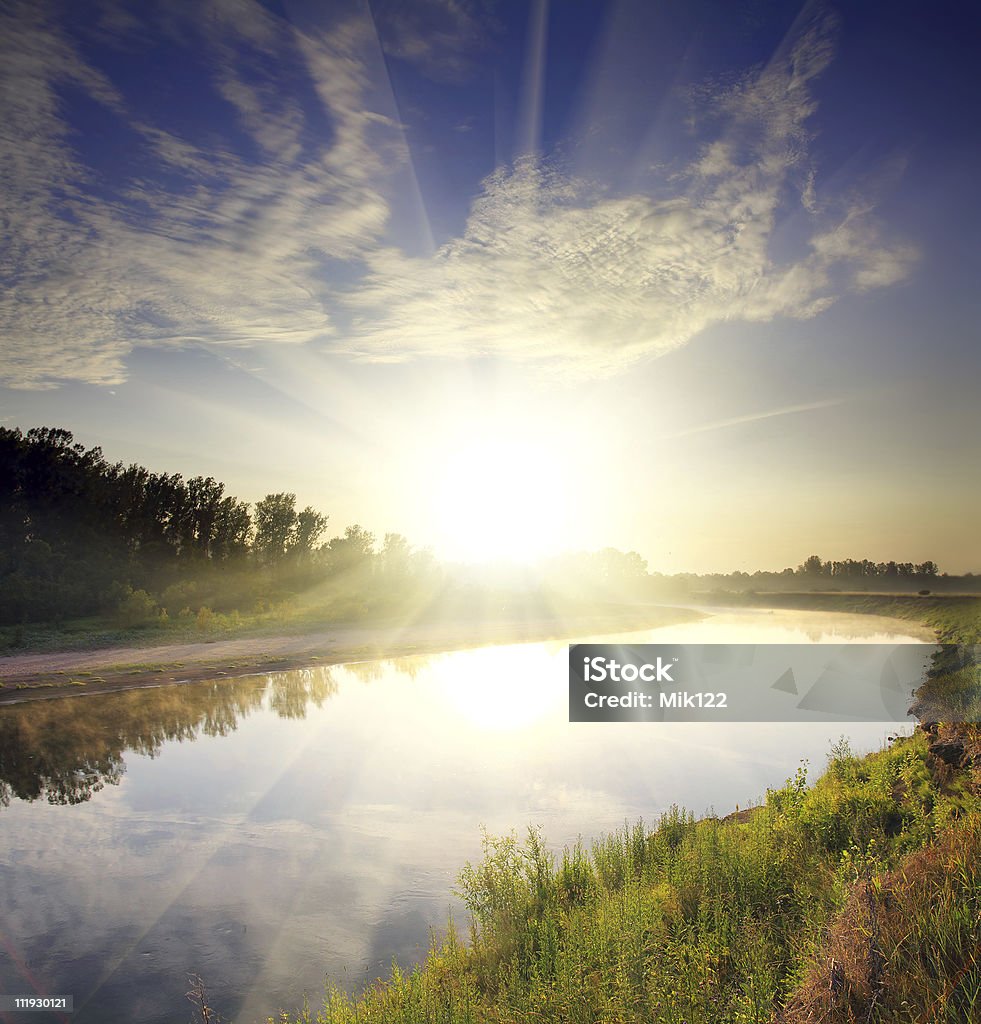 Landschaft mit Sonnenaufgang über Fluss - Lizenzfrei Fluss Stock-Foto